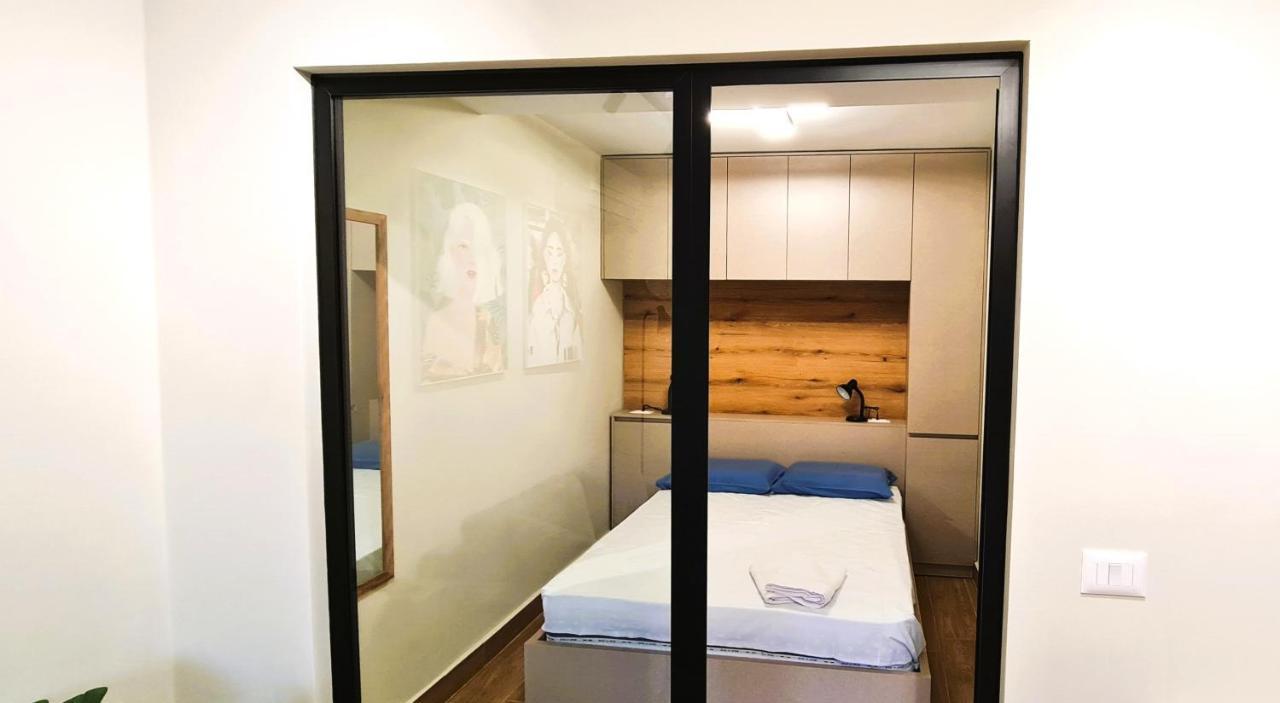2V1 - Center Apartment 1 Tirana Buitenkant foto