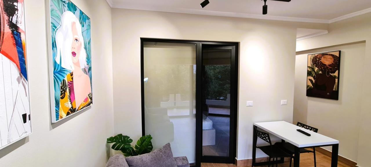 2V1 - Center Apartment 1 Tirana Buitenkant foto