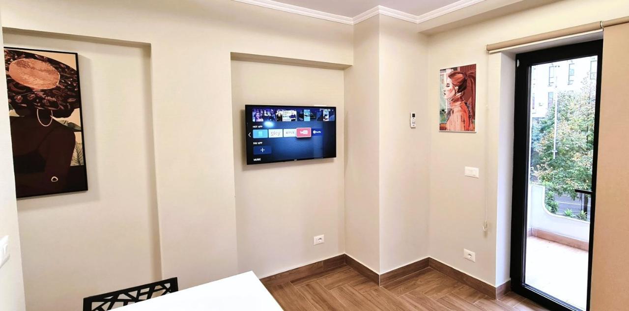 2V1 - Center Apartment 1 Tirana Buitenkant foto